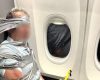 Scandal-monstru în avion. Pasagerii s-au văzut obligați să lege cu bandă adezivă un bărbat recalcitrant