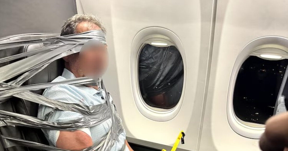 Bărbat recalcitrant, legat cu bandă adezivă în avion