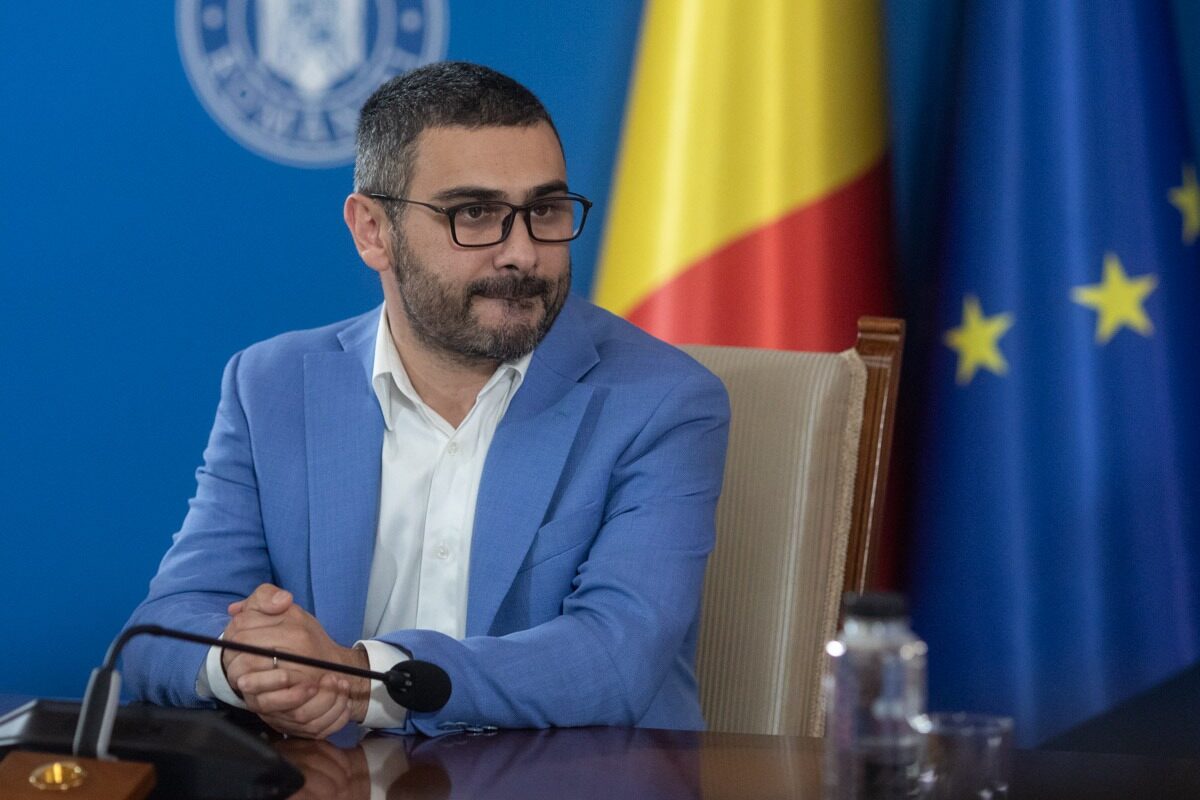 PNL cere explicații: Deplasarea de lux a lui Manole la Mykonos cu judecător CCR, Ponta, afaceriști