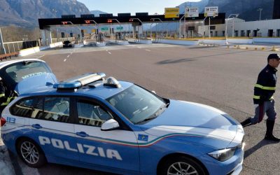 O femeie a plătit pe loc o amendă de aproape 600.000 de euro ca să plece din vamă cu geanta confiscată de polițiști