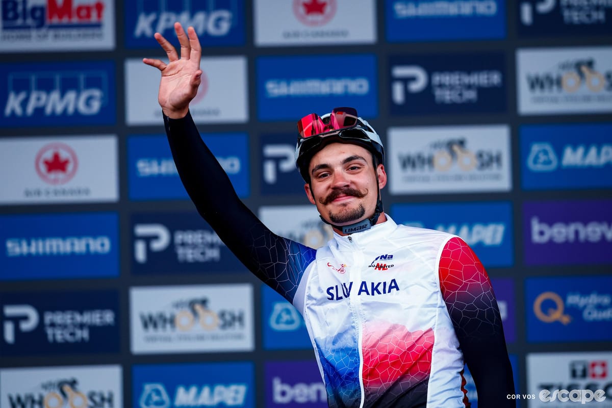 Maseurul care salvează UCI pe bicicletă
