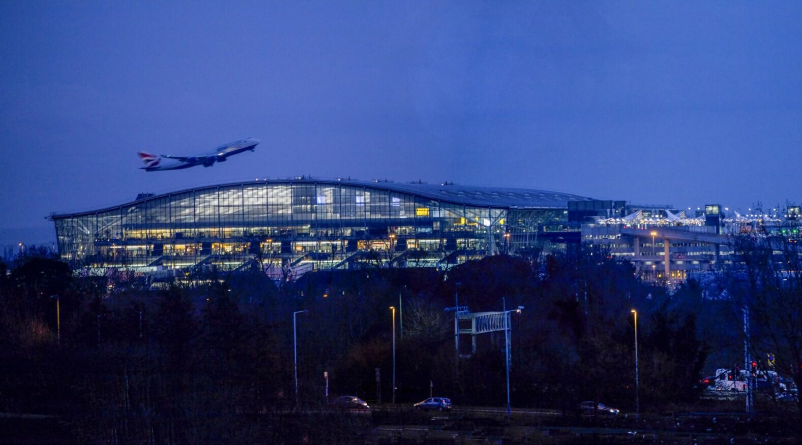 Incendiu blochează trenurile spre Heathrow, haos în Londra