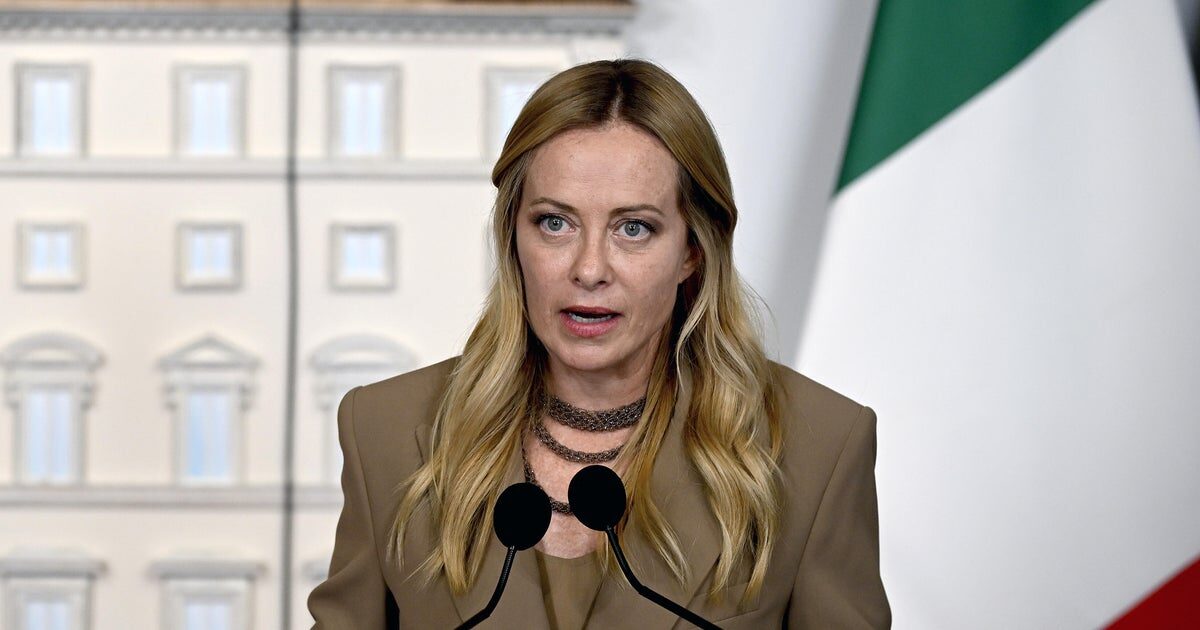 Meloni interzice vălul și limitează studenții străini în Italia