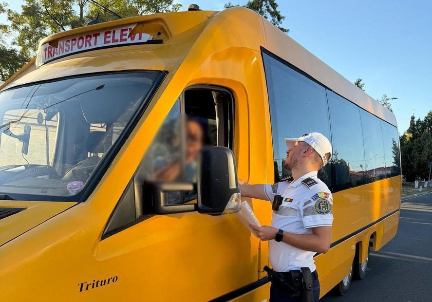 Șofer de microbuz cu 14 elevi, prins băut la volan în Timiș