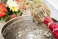 Uleiul sfințit de la casă: Ce faci cu el, după slujbă
