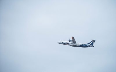 Otopeni: Avion aterizat de urgență după coliziune cu păsări