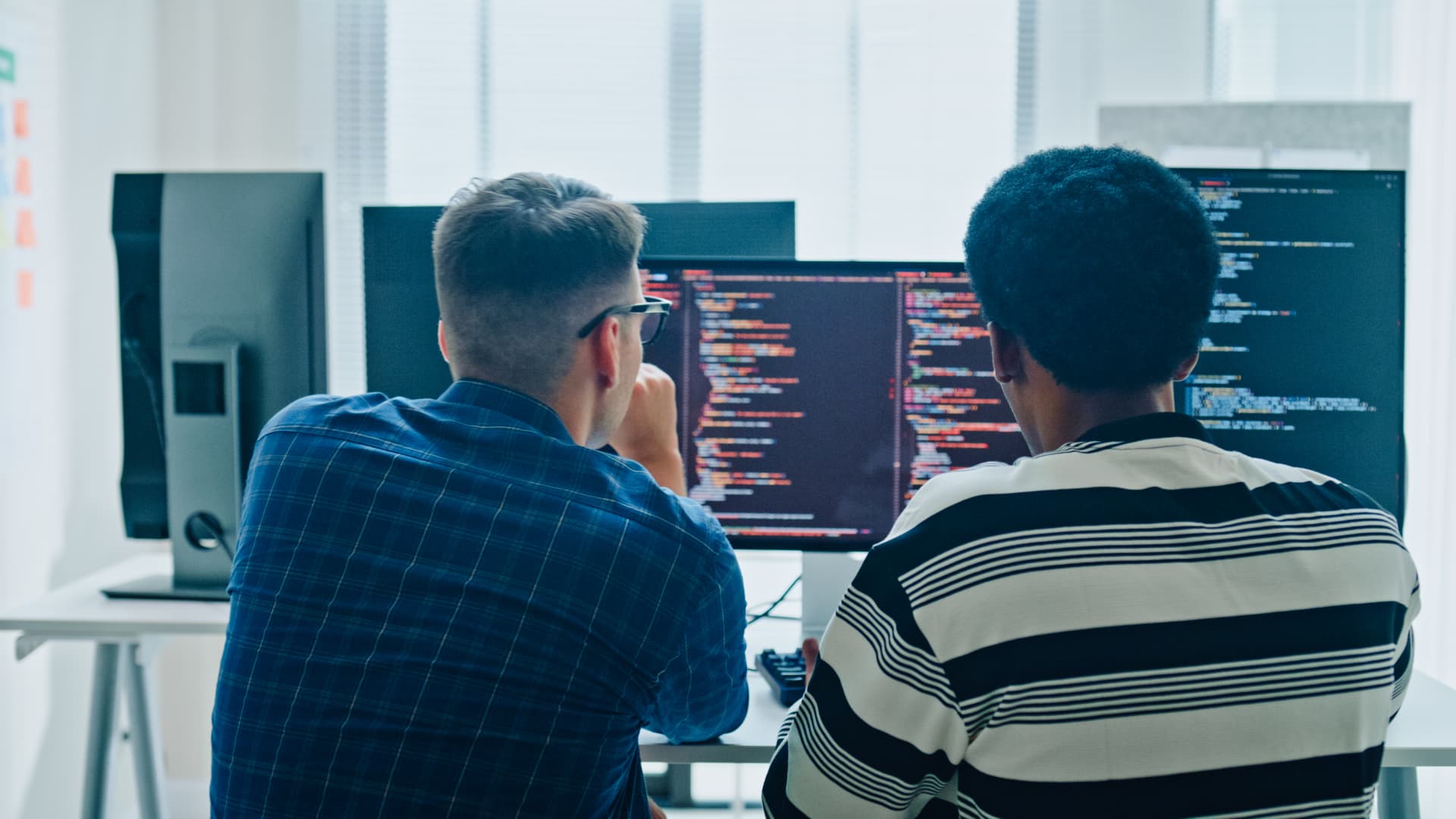 IA fură jobul programatorilor? Datele pieței muncii arată clar