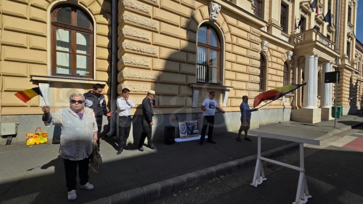 Un protest pentru Călin Georgescu s-a transformat în petrecere cu manele şi dedicaţii "pentru doamna Cristela"