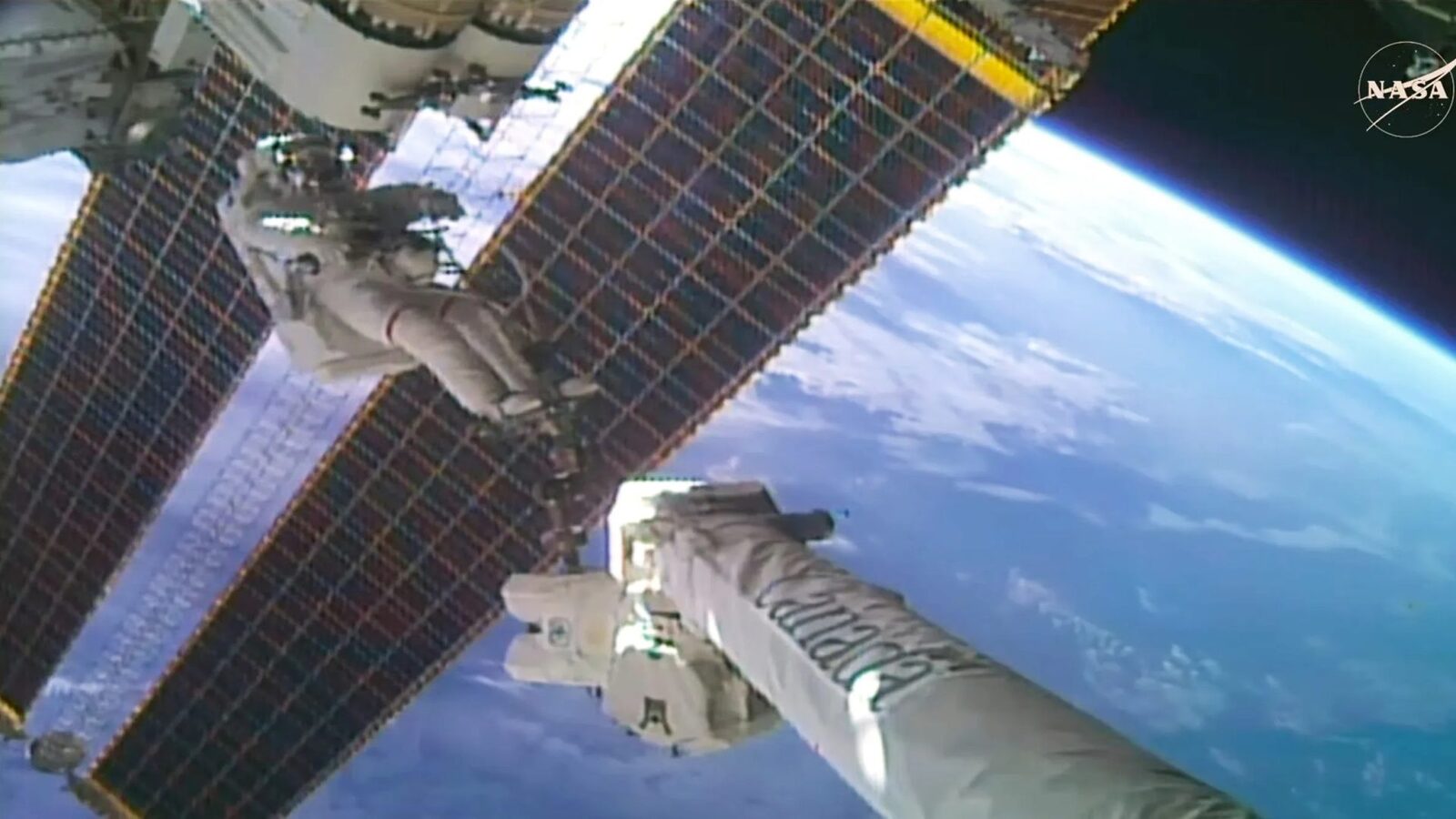 Astronauții, șapte ore în spațiu, în afara ISS