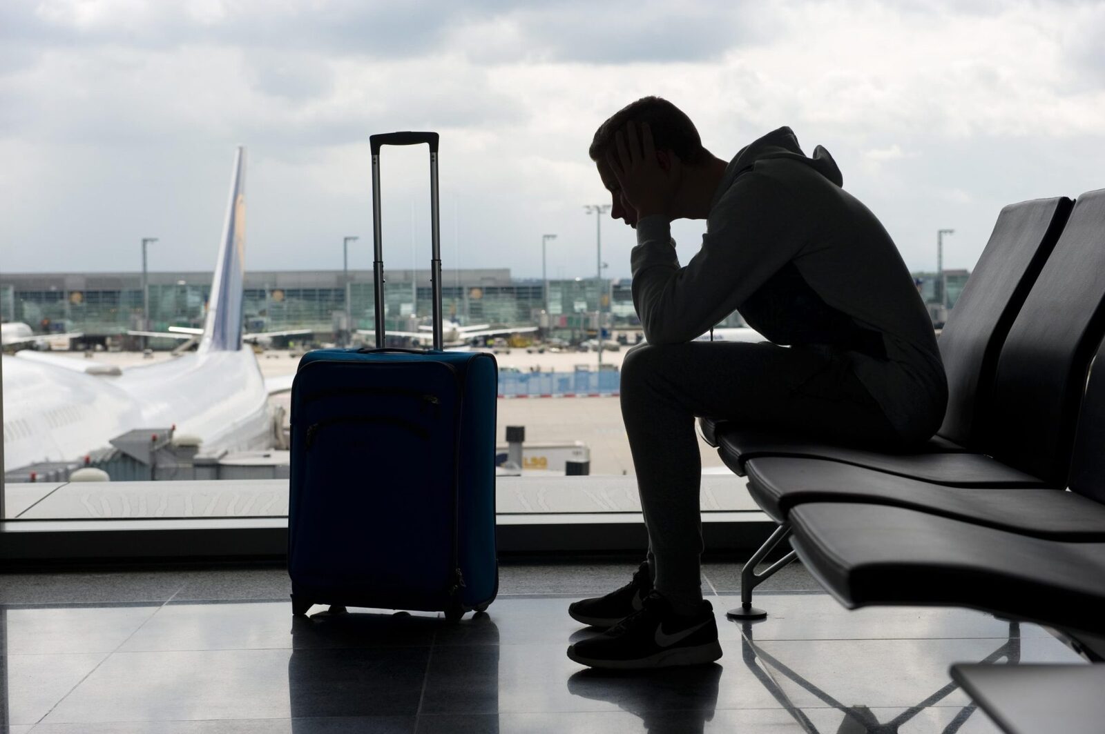 Minor în străinătate singur: Ce spun legea și vârsta maximă