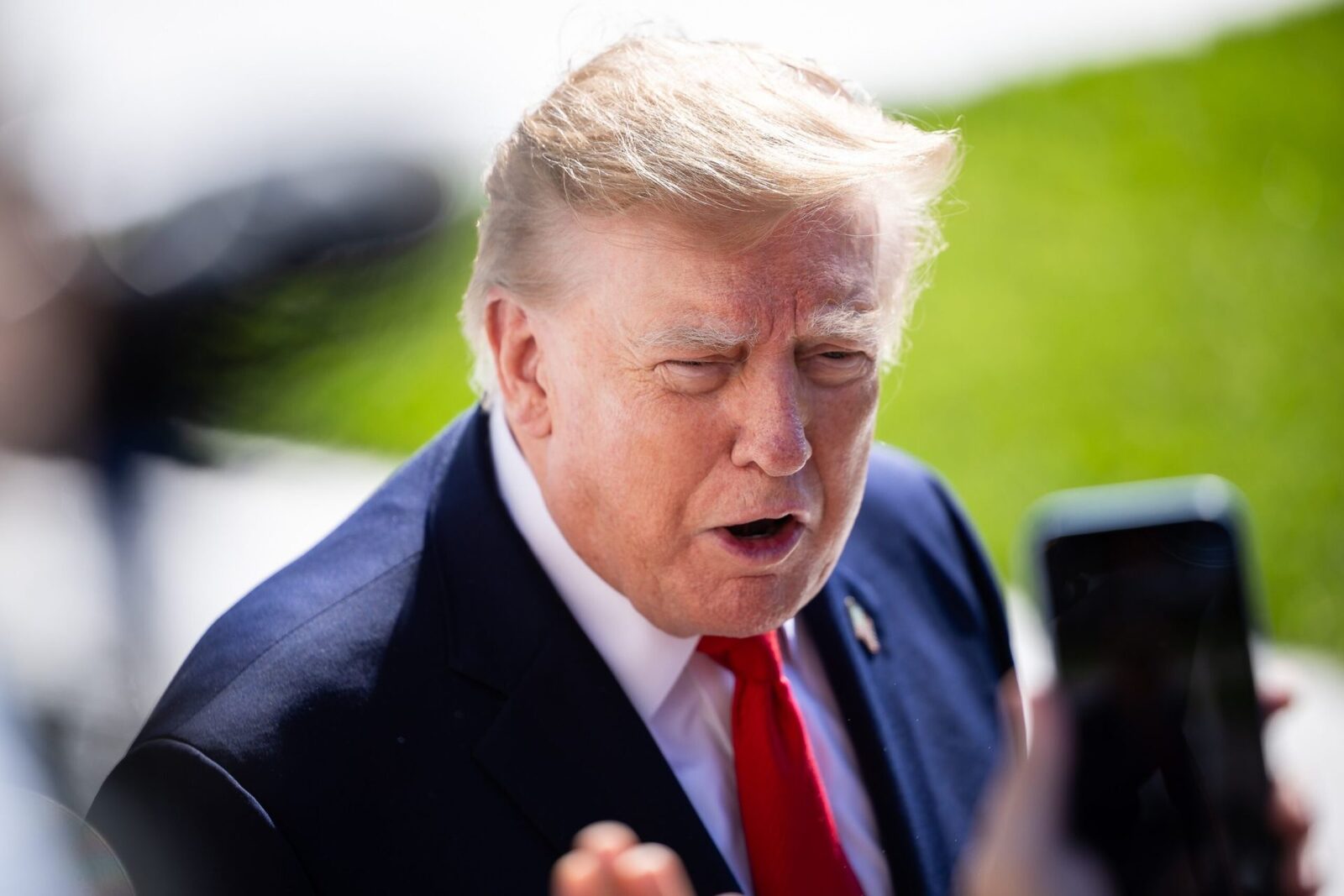 Trump, ultimatum pentru Politico: Retrage articolele sau îl dă în judecată